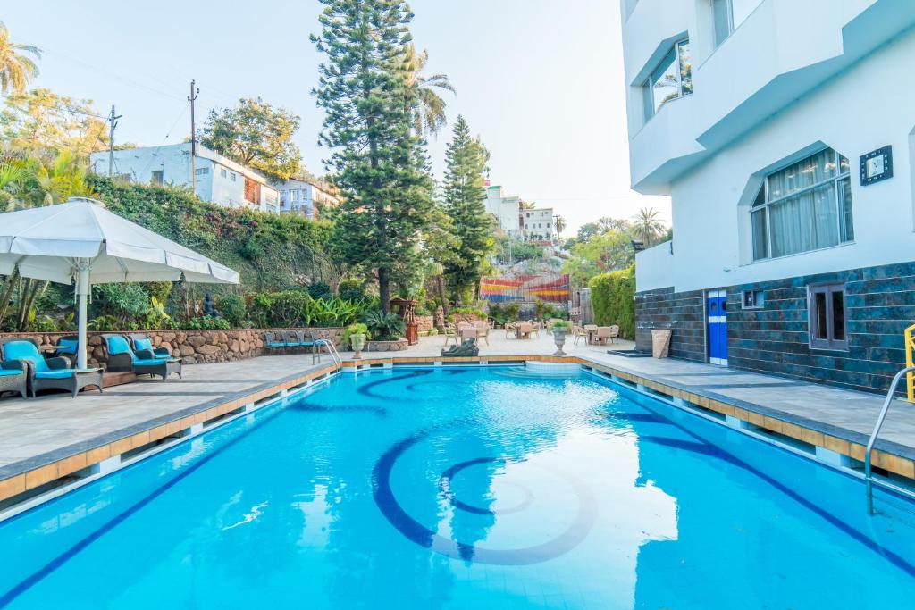 Hotel Hillock Mount Ābu with Swimming Pool