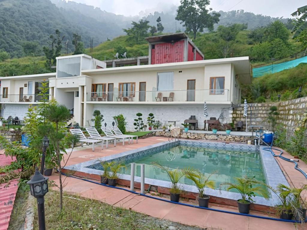 Hotel Luxmi Vilas Inn Mussoorie with Swimming Pool