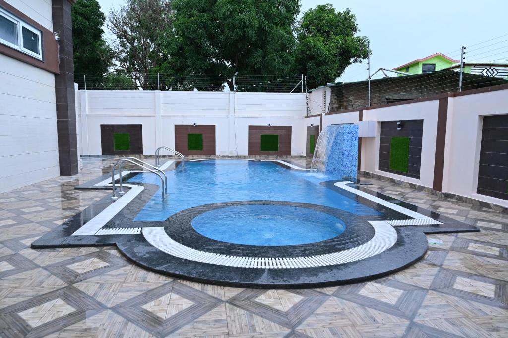 Hotel Vasdaa Grand in Dehradun with Swimming Pool