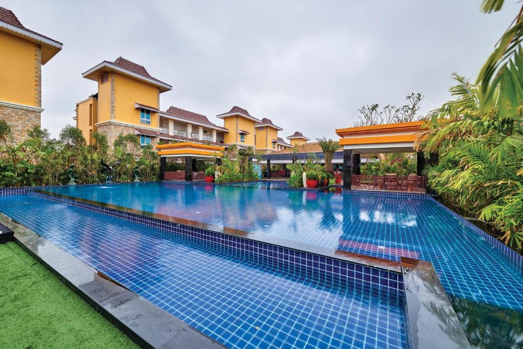 MAYFAIR Lake Resort Hotel with Swimming Pool in Raipur