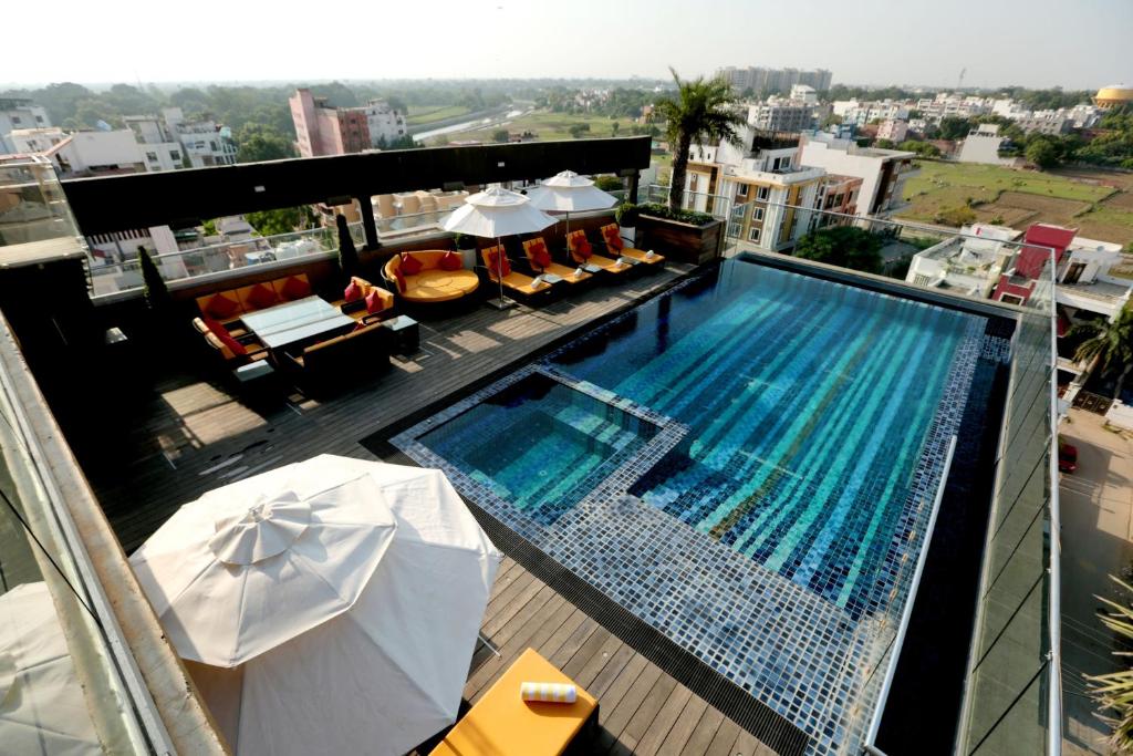 Outdoor swimming pool Hotel Madin with Swimming Pool in Varanasi