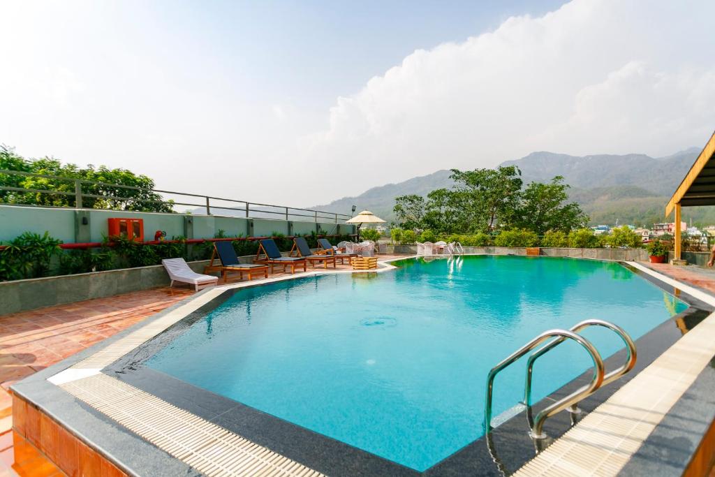 Outdoor swimming pool Hotel Natraj Rishikesh