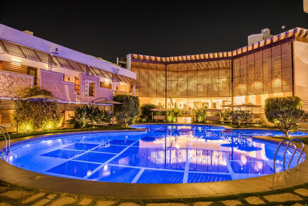 The Red Maple Mashal Hotel with Swimming Pool in Indore